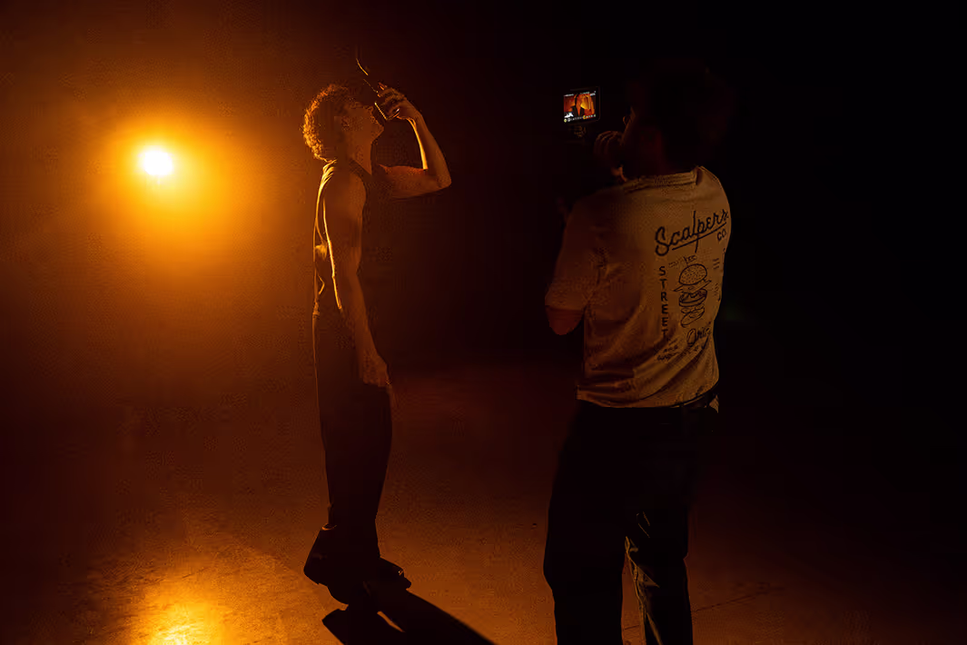 Artiest op de studiovloer van 27 On The Road