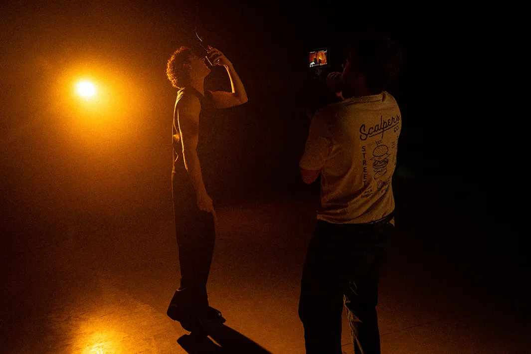Artiest op de studiovloer van 27 On The Road