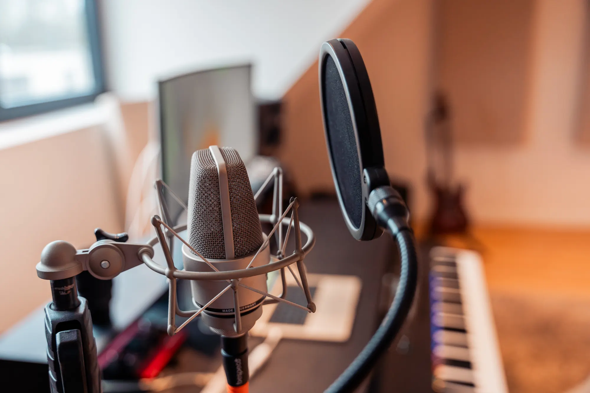 Zangopname in de muziekstudio van 27 On The Road