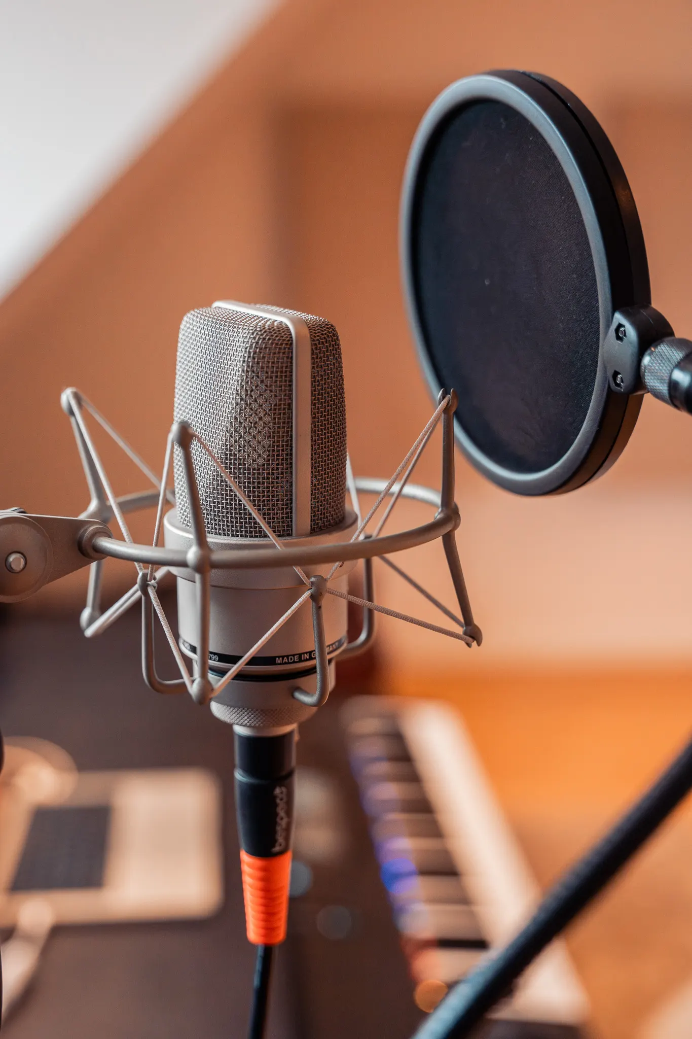 Microfoon met popfilter in de muziekstudio van 27 On The Road