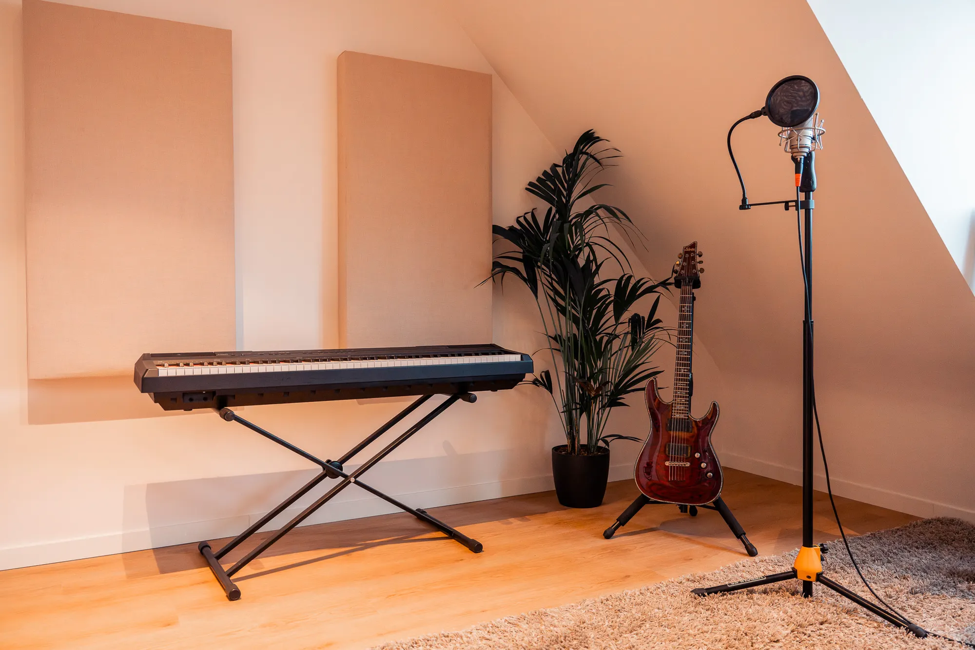 De regieruimte van de muziekstudio