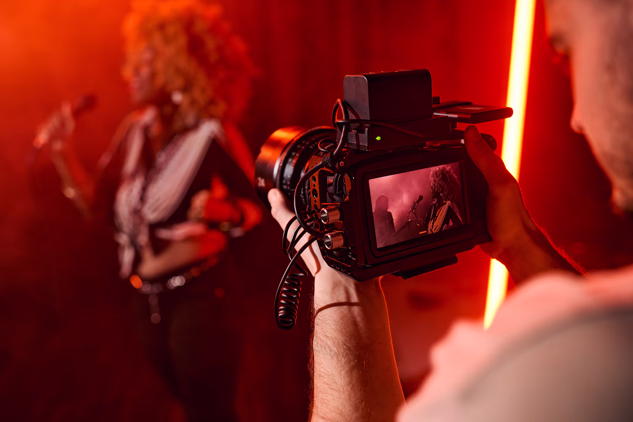 Videograaf filmt een videoclip in de studio