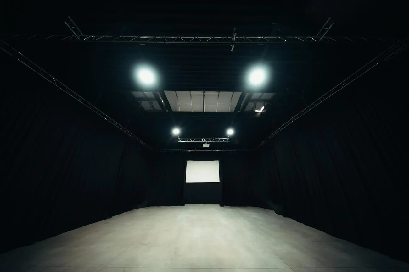 De blackbox van 27 On The Road, volledig verduisterd met trussen en belichting