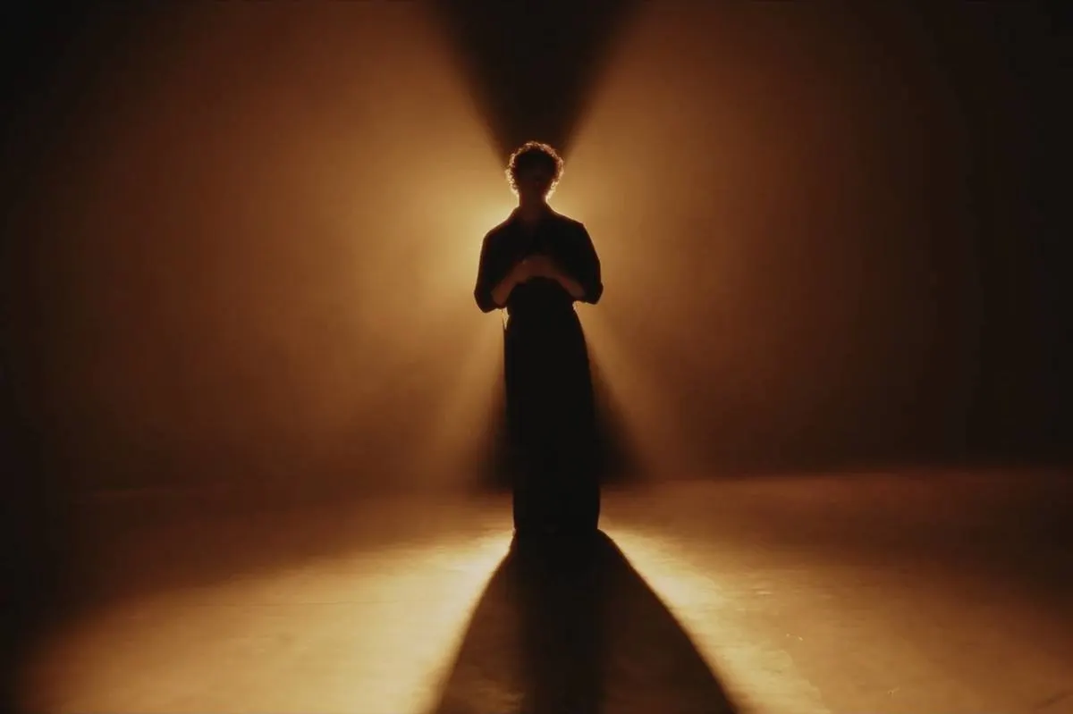 Artiest in tegenlicht op de studiovloer