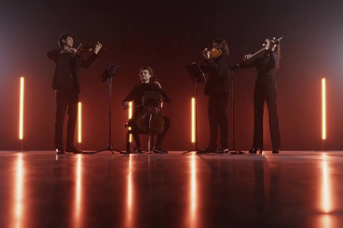 Strijkkwartet met lichtbuizen in de studio